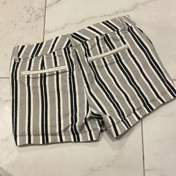 Old Navy Mid-Rise Pixie Black White Striped Chino Short Size 6 - Picture 3 of 9